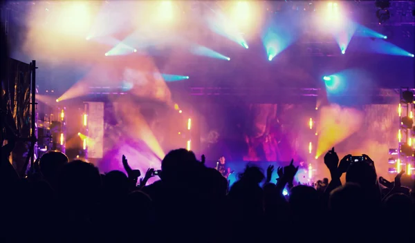 Torcendo multidão na frente das luzes do palco — Fotografia de Stock