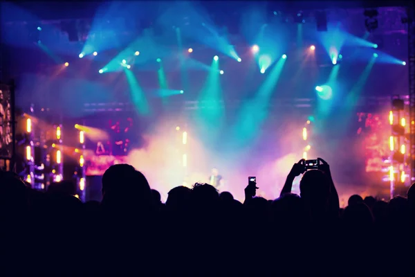 Torcendo multidão na frente das luzes do palco — Fotografia de Stock