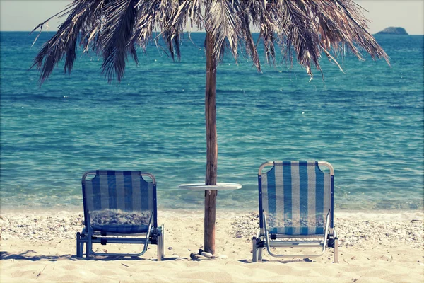 Lounge chairs on the beach — Stock Photo, Image