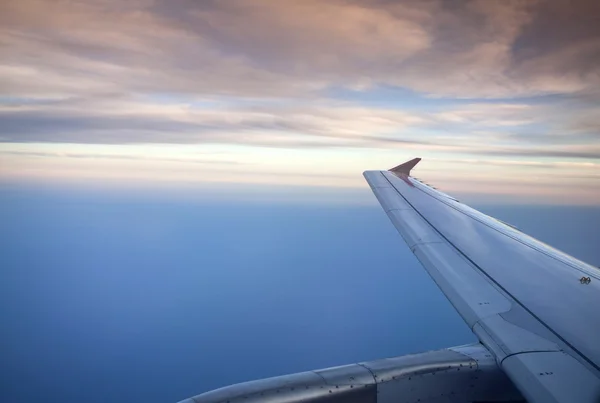 Закат над морем с самолета — стоковое фото