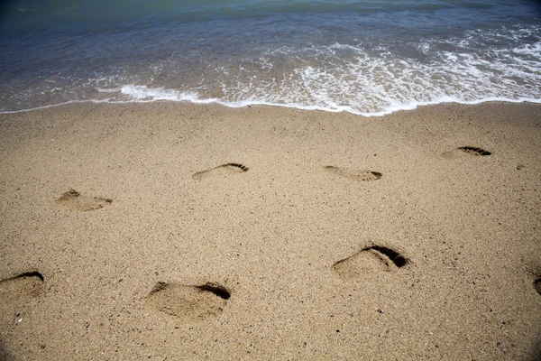 Footsteps in the sand at the beach — Stock Photo, Image
