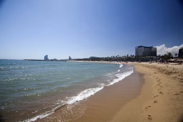 Śladami w piasku na plaży — Zdjęcie stockowe