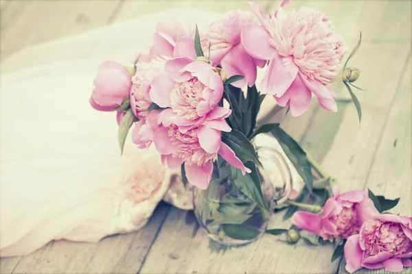 Peonías rosadas sobre fondo de madera — Foto de Stock