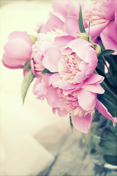 Pivoines roses sur fond bois — Photo
