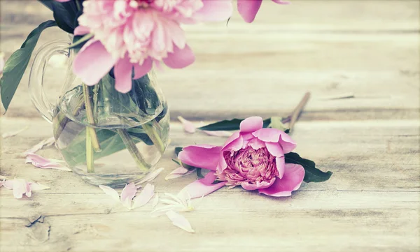 Розовые пионы на деревянном фоне — стоковое фото