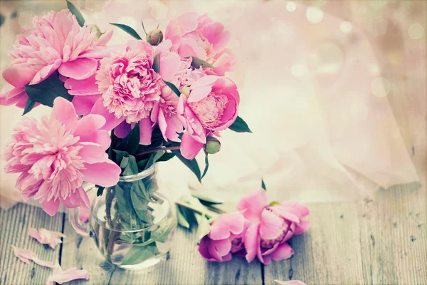 Peonías rosadas sobre fondo de madera — Foto de Stock