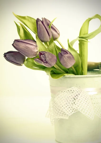 Foto de estilo vintage de ramo de tulipanes púrpura — Foto de Stock