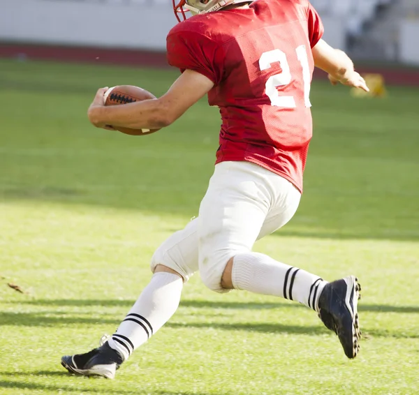 Jugador de fútbol americano corriendo con la pelota — Foto de Stock
