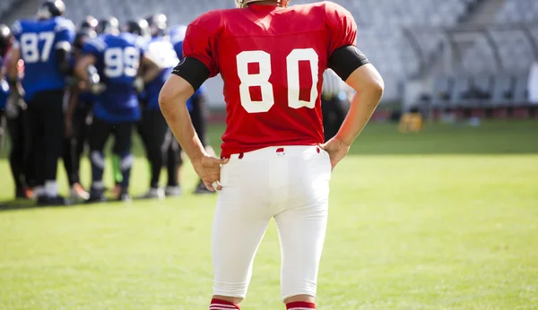 Jugador de fotball americano en el campo — Foto de Stock