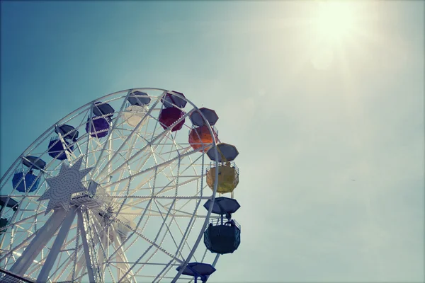 Ferris Rueda sobre el cielo azul —  Fotos de Stock