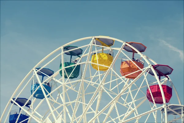 Ferris Rueda sobre el cielo azul —  Fotos de Stock