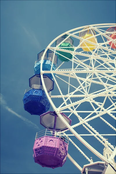 Ferris Rueda sobre el cielo azul —  Fotos de Stock