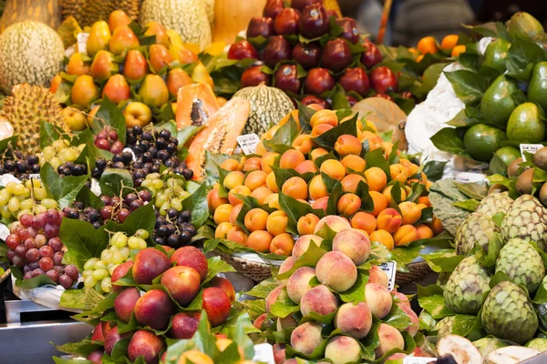 Vruchten op de markt-stal — Stockfoto