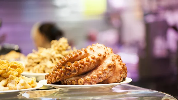 Whole cooked octopus on a plate — Stock Photo, Image