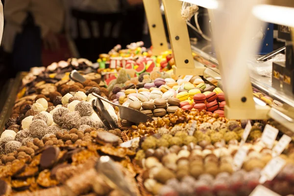 Ассорти сладостей на рынке — стоковое фото