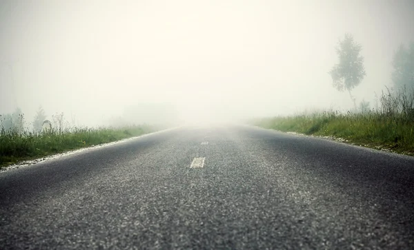 Sabahları sisli yol — Stok fotoğraf