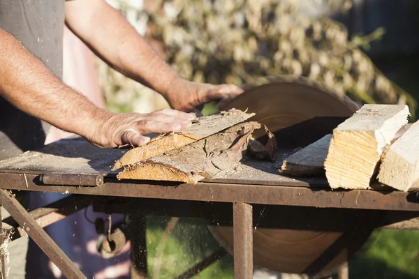 Карпентер працює над деревообробні верстати — стокове фото