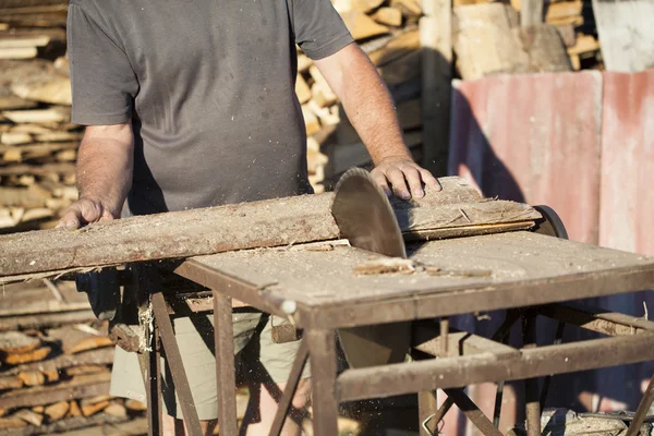 Плотник работает на деревообрабатывающих станках — стоковое фото