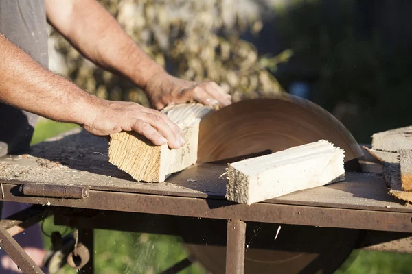 Carpinteiro trabalhando em máquinas para trabalhar madeira — Fotografia de Stock