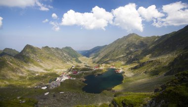 Yüksek dağ manzarası buzul Gölü ile