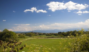 Gün batımında köyü ile panoramik kırsal manzara