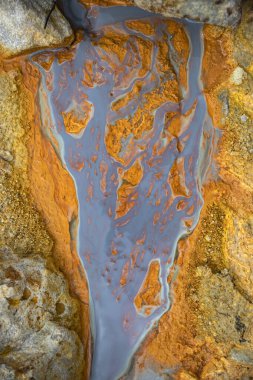 Romanya 'nın Geamana kentindeki bir insansız hava aracıyla çekilen güzel renkli su ve çamur deseni, yakınlardaki bir madencilik operasyonunun zehirli atıklarıyla kaplıydı.