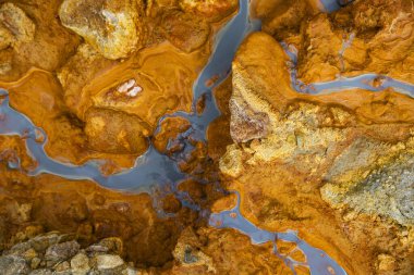 Romanya 'nın Geamana kentindeki bir insansız hava aracıyla çekilen güzel renkli su ve çamur deseni, yakınlardaki bir madencilik operasyonunun zehirli atıklarıyla kaplıydı.