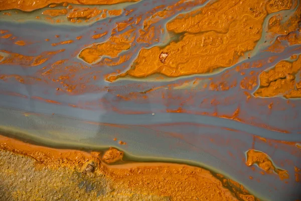 Romanya 'nın Geamana kentindeki bir insansız hava aracıyla çekilen güzel renkli su ve çamur deseni, yakınlardaki bir madencilik operasyonunun zehirli atıklarıyla kaplıydı.