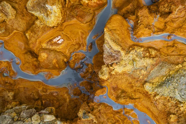 Romanya 'nın Geamana kentindeki bir insansız hava aracıyla çekilen güzel renkli su ve çamur deseni, yakınlardaki bir madencilik operasyonunun zehirli atıklarıyla kaplıydı.