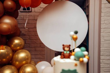 Tatlı ayıcıklı vaftizli pasta ve mavi sıcak hava balonu.
