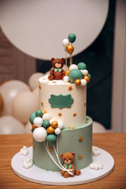 Tatlı ayıcıklı vaftizli pasta ve mavi sıcak hava balonu.