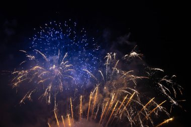 Parlak havai fişeklerin büyülü soyut tatil arka planı. Noel ve Yeni Yıl kavramı.