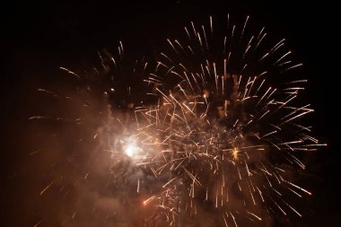 Parlak havai fişeklerin büyülü soyut tatil arka planı. Noel ve Yeni Yıl kavramı.