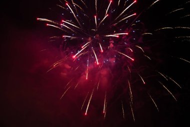 Parlak havai fişeklerin büyülü soyut tatil arka planı. Noel ve Yeni Yıl kavramı.