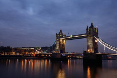 Thames Nehri üzerindeki ünlü kule köprüsü, Londra, U