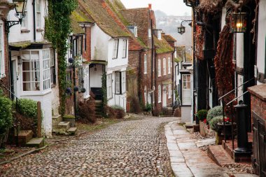 Batı Sussex Çavdar bir arnavut kaldırımlı sokakta güzel Tudor yarım ahşap evler
