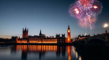 Big Ben havai fişeklerle - Yeni Yıl kutlamaları Parlamento, Londra, Birleşik Kingdo 'da