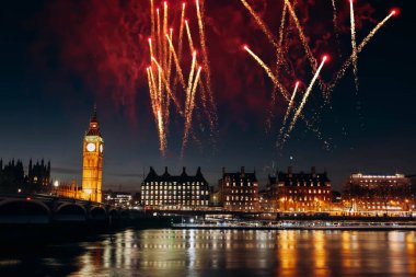 Big Ben havai fişeklerle - Yeni Yıl kutlamaları Parlamento, Londra, Birleşik Kingdo 'da