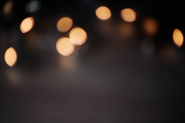Sıcak turuncu, kahverengi tonlar ve bokeh efektiyle soyut bulanık arkaplan. Noel, tatil ışıkları.