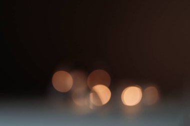 Sıcak turuncu, kahverengi tonlar ve bokeh efektiyle soyut bulanık arkaplan. Noel, tatil ışıkları.