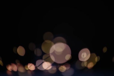 Sıcak turuncu, kahverengi tonlar ve bokeh efektiyle soyut bulanık arkaplan. Noel, tatil ışıkları.