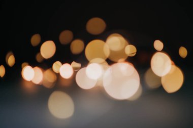 Sıcak turuncu, kahverengi tonlar ve bokeh efektiyle soyut bulanık arkaplan. Noel, tatil ışıkları.