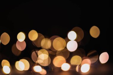 Sıcak turuncu, kahverengi tonlar ve bokeh efektiyle soyut bulanık arkaplan. Noel, tatil ışıkları.