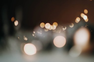 Sıcak turuncu, kahverengi tonlar ve bokeh efektiyle soyut bulanık arkaplan. Noel, tatil ışıkları.