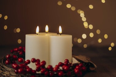 Yakıcı mumlar ve Noel süsü. Noel ışıkları. Boşluğu kopyala. Tatil kavramı.