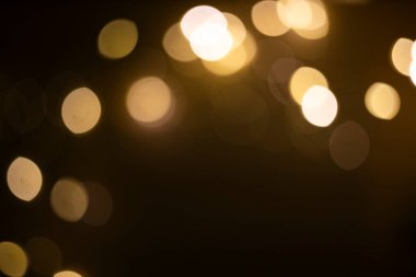Sıcak turuncu, kahverengi tonlar ve bokeh efektiyle soyut bulanık arkaplan. Noel, tatil ışıkları.