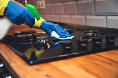 Temizlik servisi. Eldivenli kadın mutfağı temizliyor. Yüzey temizleniyor.. 