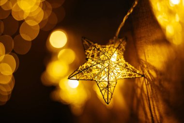 Karanlık arka planda parıldayan renkli tatil ışıkları. Yeni yıl ve Noel konsepti