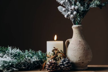 Noel ağacıyla mum yakmak Bokeh tatil ışıklarının üstünde.