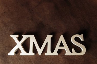 XMAS yazıtları eski kahverengi arkaplandaki beyaz harflerden oluşturulmuştur.